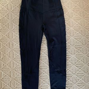 Lululemon black cropped leggings w/ pockets sz 8